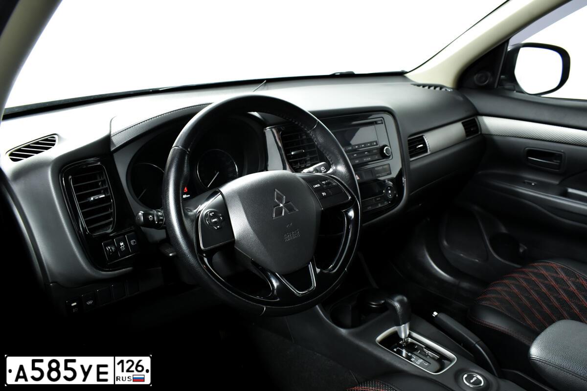 Фото автомобиля MITSUBISHI OUTLANDER, 2015 — госномер А585УЕ126. Цвет: Серебристый