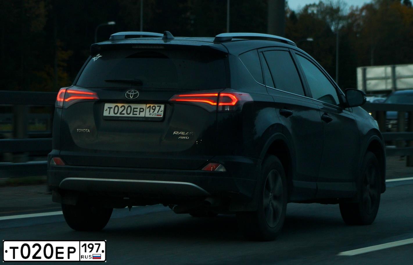 Фото автомобиля SSANGYONG KYRON, 2010 — госномер Т020ЕР197. Цвет: ЧЕРНЫЙ