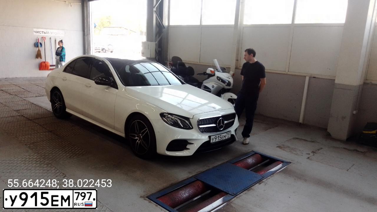 Фото автомобиля MERCEDES E-KLASSE, 2018 — госномер Е864КВ764. Цвет: Белый