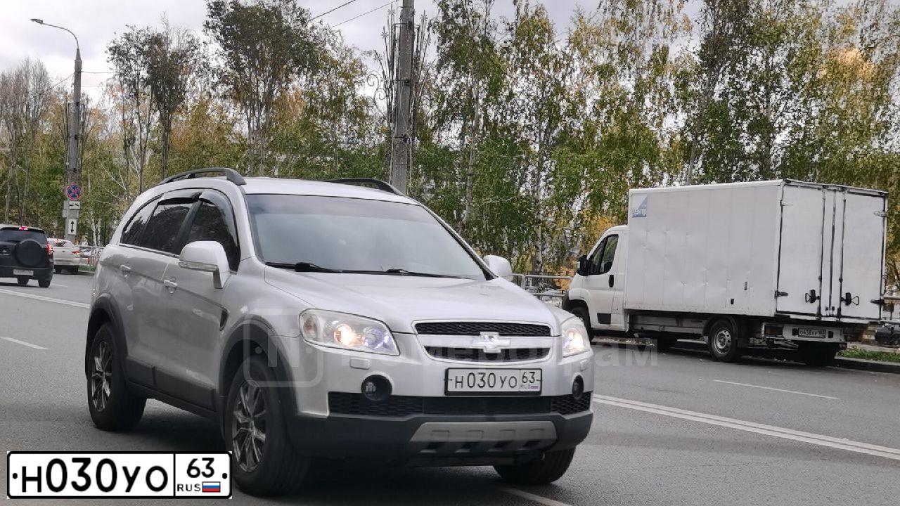 Фото автомобиля CHEVROLET NIVA, 2010 — госномер Р241РС46. Цвет: Серебристо-черно-синий