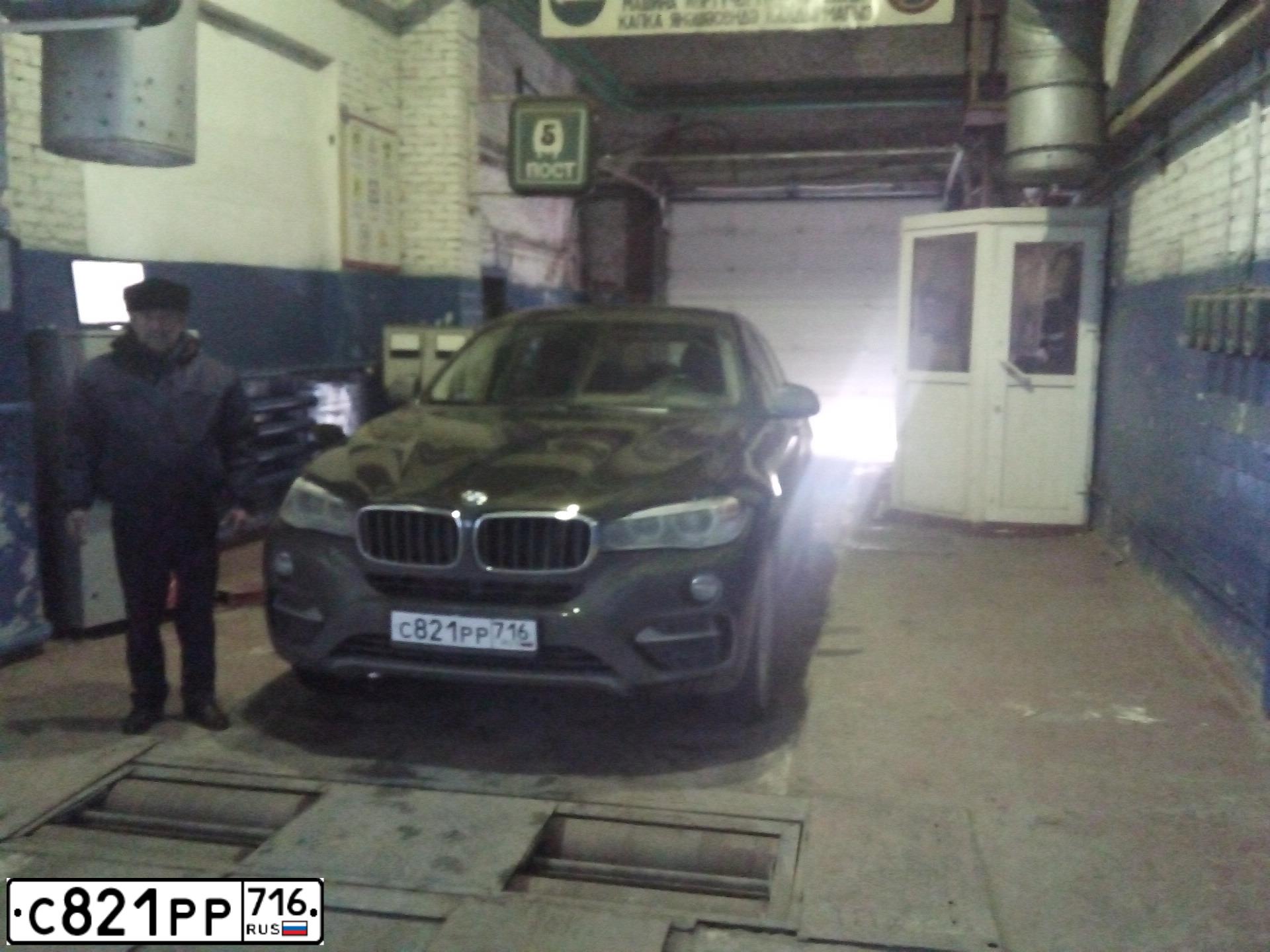 Фото автомобиля BMW X6, 2015 — госномер У100УУ16. Цвет: КОРИЧНЕВЫЙ