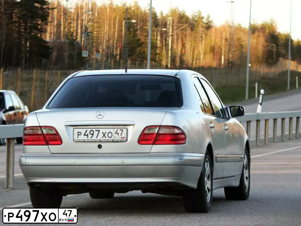 Фото автомобиля MERCEDES E-KLASSE, 1999 — госномер Т446АС15. Цвет: СЕРЕБРИСТЫЙ