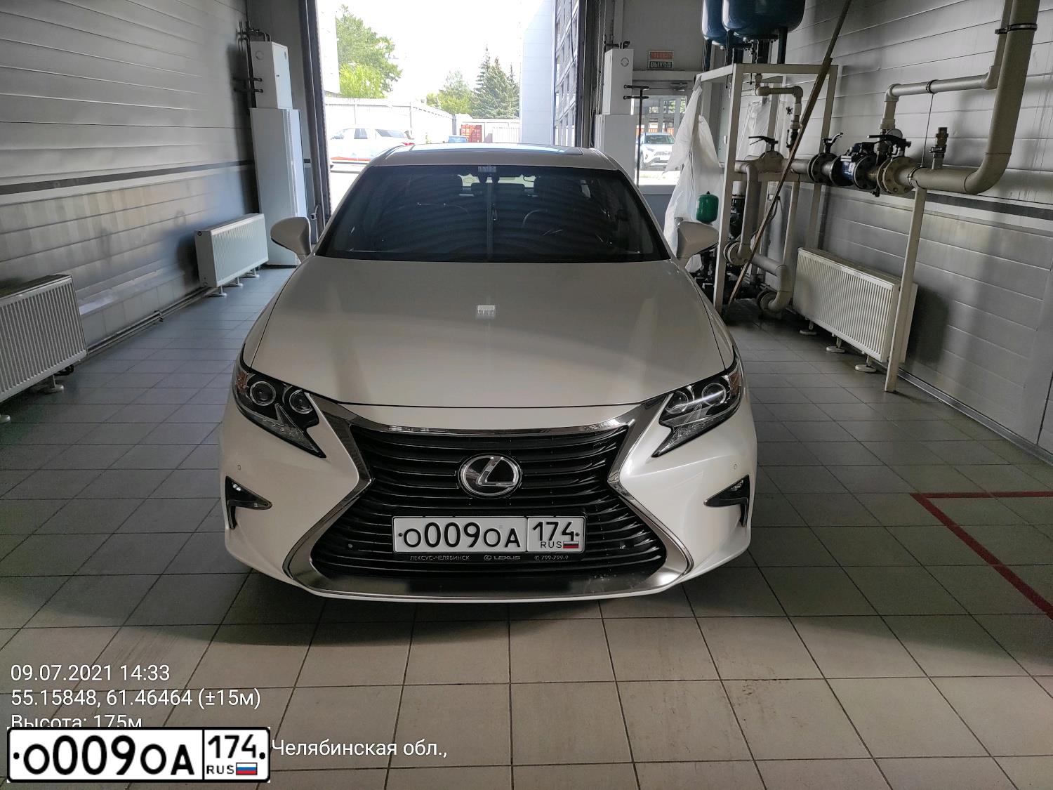 Фото автомобиля LEXUS ES, 2016 — госномер О009ОА174. Цвет: БЕЛЫЙ