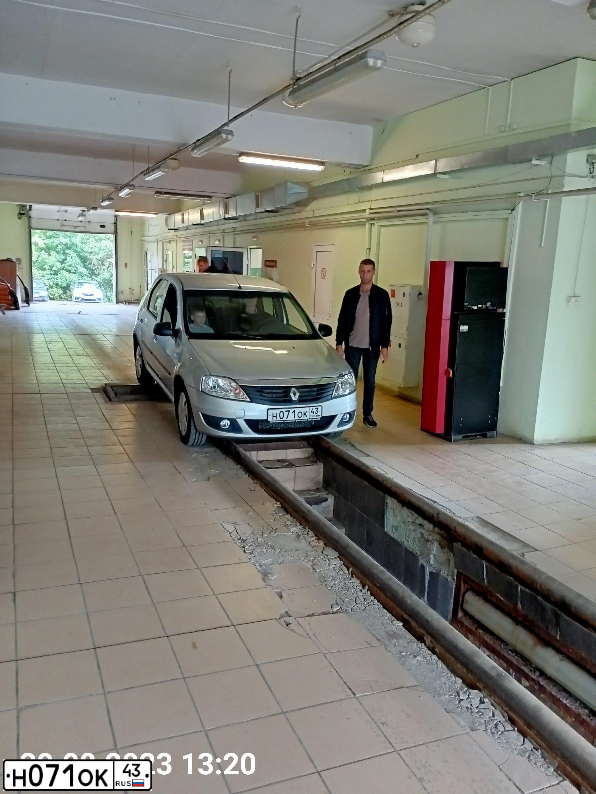 Фото автомобиля RЕNАULТ LОGАN, 2012 — госномер Н071ОК43. Цвет: СЕРЫЙ