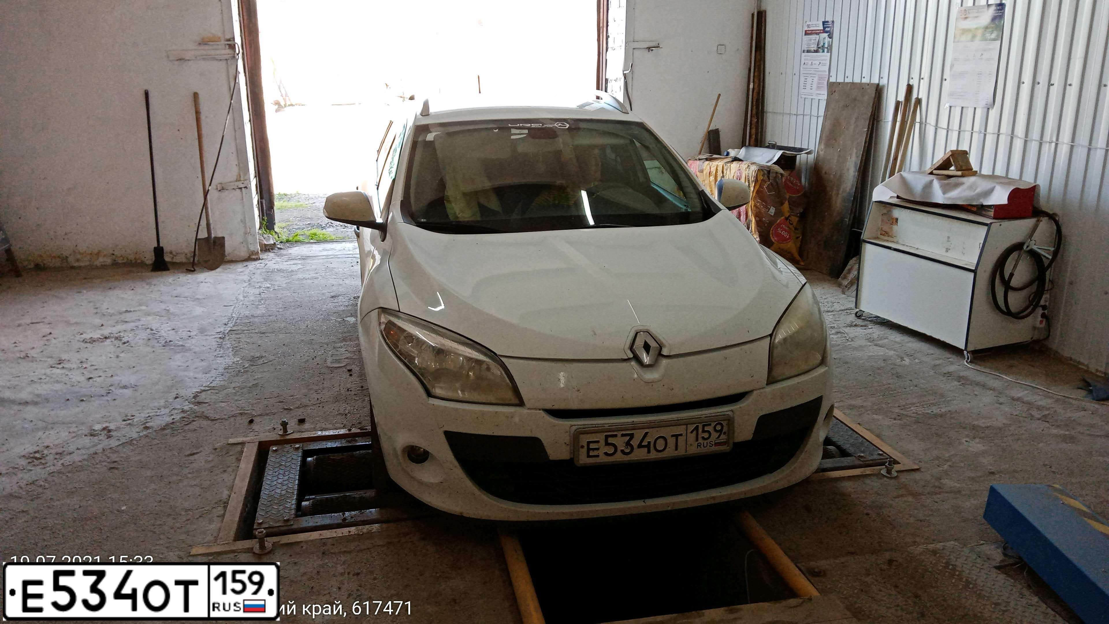 Фото автомобиля RENAULT MEGANE /GRAND/ SCENIC, 2010 — госномер Р483РМ159. Цвет: БЕЛЫЙ