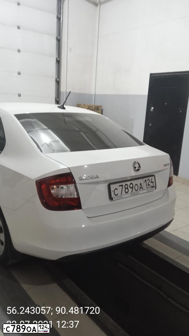 Фото автомобиля SKODA RAPID, 2018 — госномер А587КУ19. Цвет: Белый