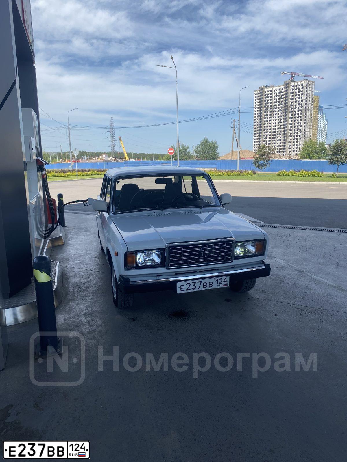 Фото автомобиля LADA 2107, 2010 — госномер Е237ВВ124. Цвет: Белый
