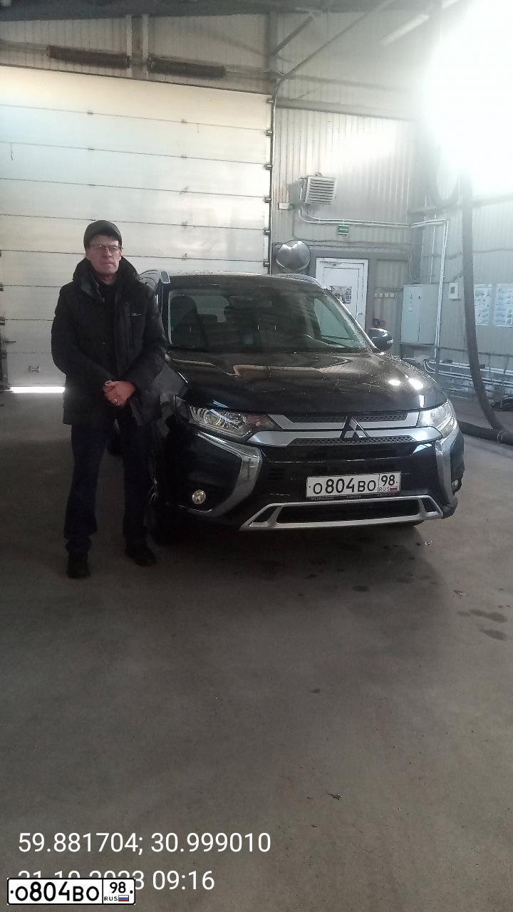 Фото автомобиля MITSUBISHI OUTLANDER, 2019 — госномер Р368РМ198. Цвет: Темно-синий