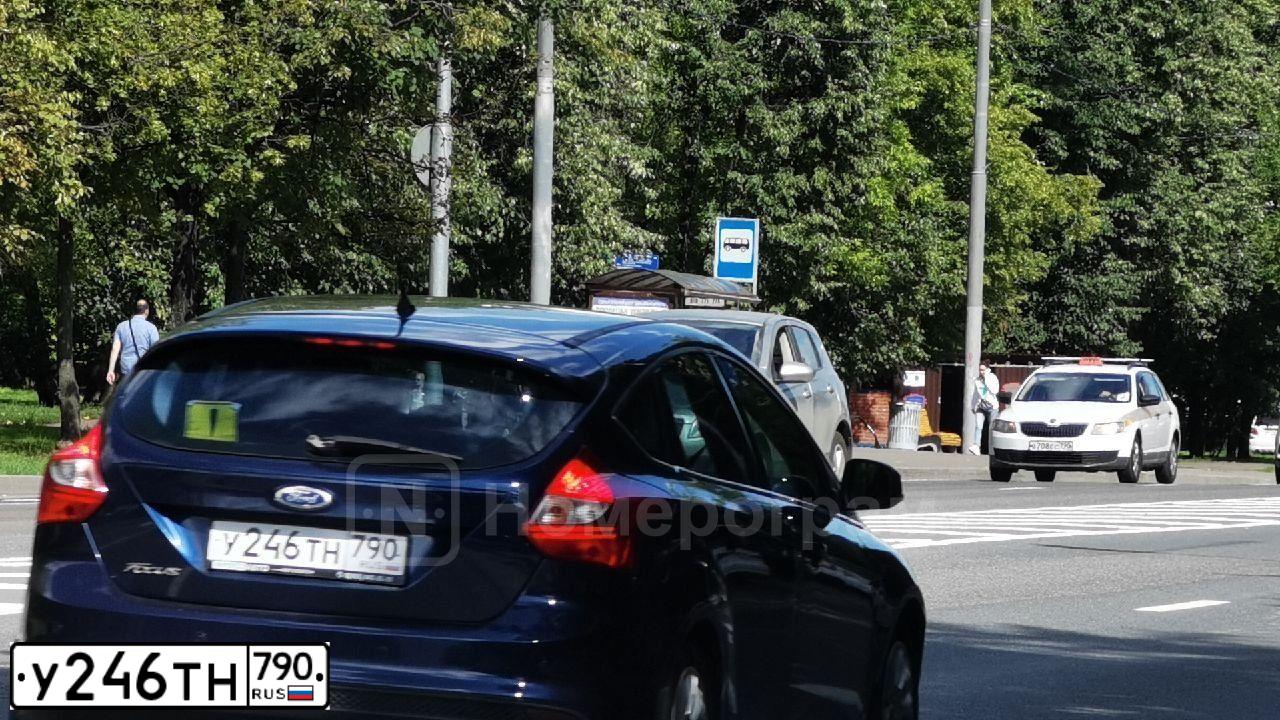 Фото автомобиля FORD FOCUS, 2012 — госномер У246ТН790. Цвет: Темно-синий