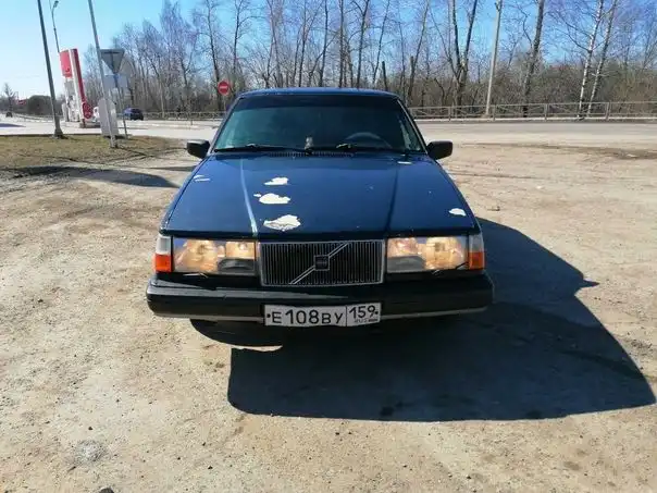 Фото автомобиля VOLVO 900-SERIE, 1995 — госномер Е108ВУ159. Цвет: синий