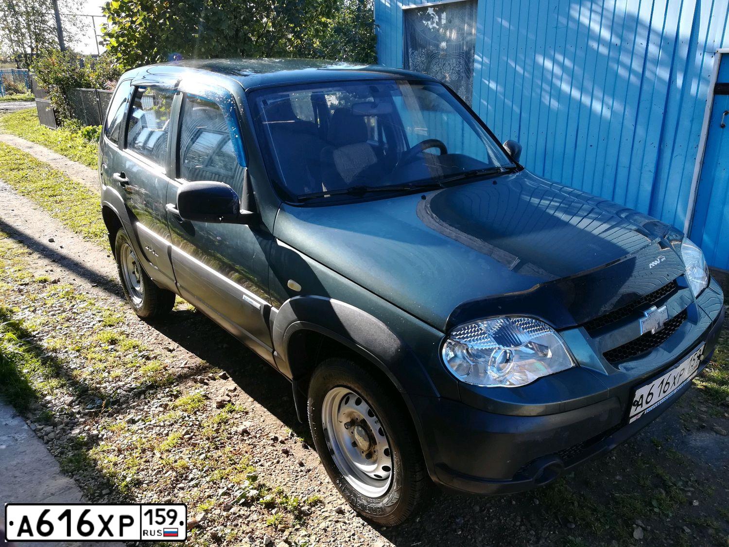 Фото автомобиля CHEVROLET NIVA, 2012 — госномер А616ХР159. Цвет: Темно серо-зеленый металлик