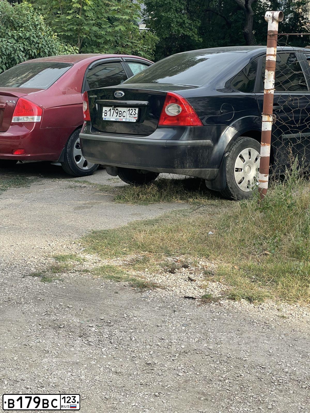 Фото автомобиля FORD FOCUS, 2005 — госномер Т777ЕУ23. Цвет: ТЕМНО-СИНИЙ