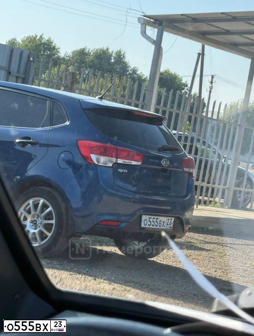 Фото автомобиля KIA RIO, 2015 — госномер О555ВХ23. Цвет: СИНИЙ