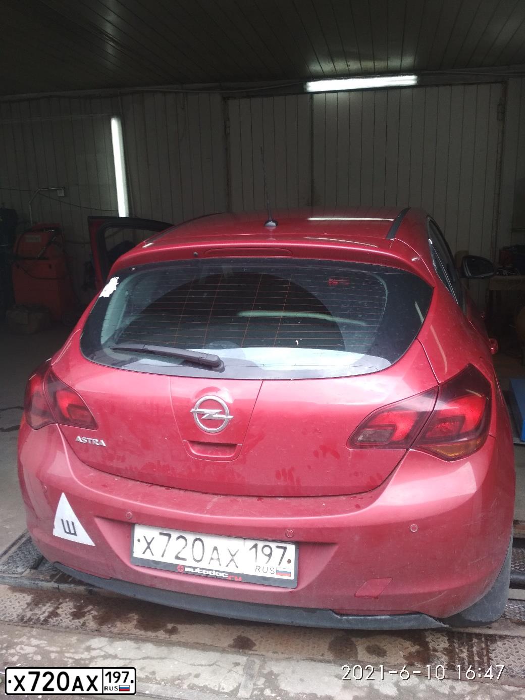 Фото автомобиля OPEL ASTRA, 2010 — госномер Х720АХ197. Цвет: КРАСНЫЙ
