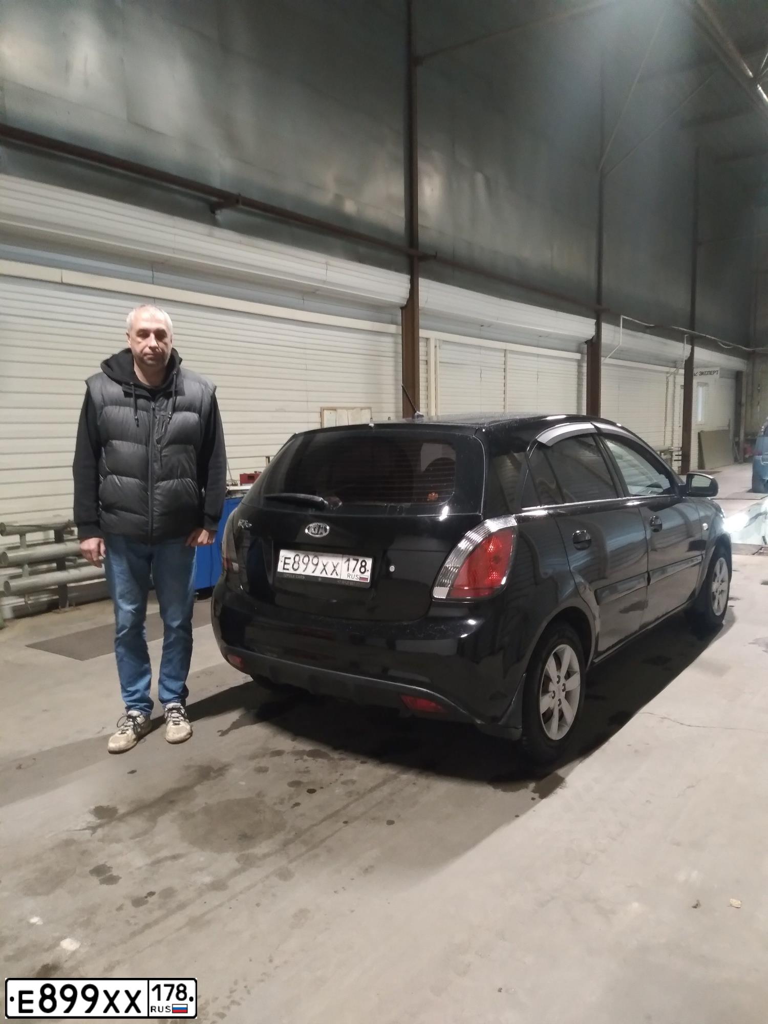 Фото автомобиля KIA RIO, 2011 — госномер С020НР198. Цвет: ЧЕРНЫЙ