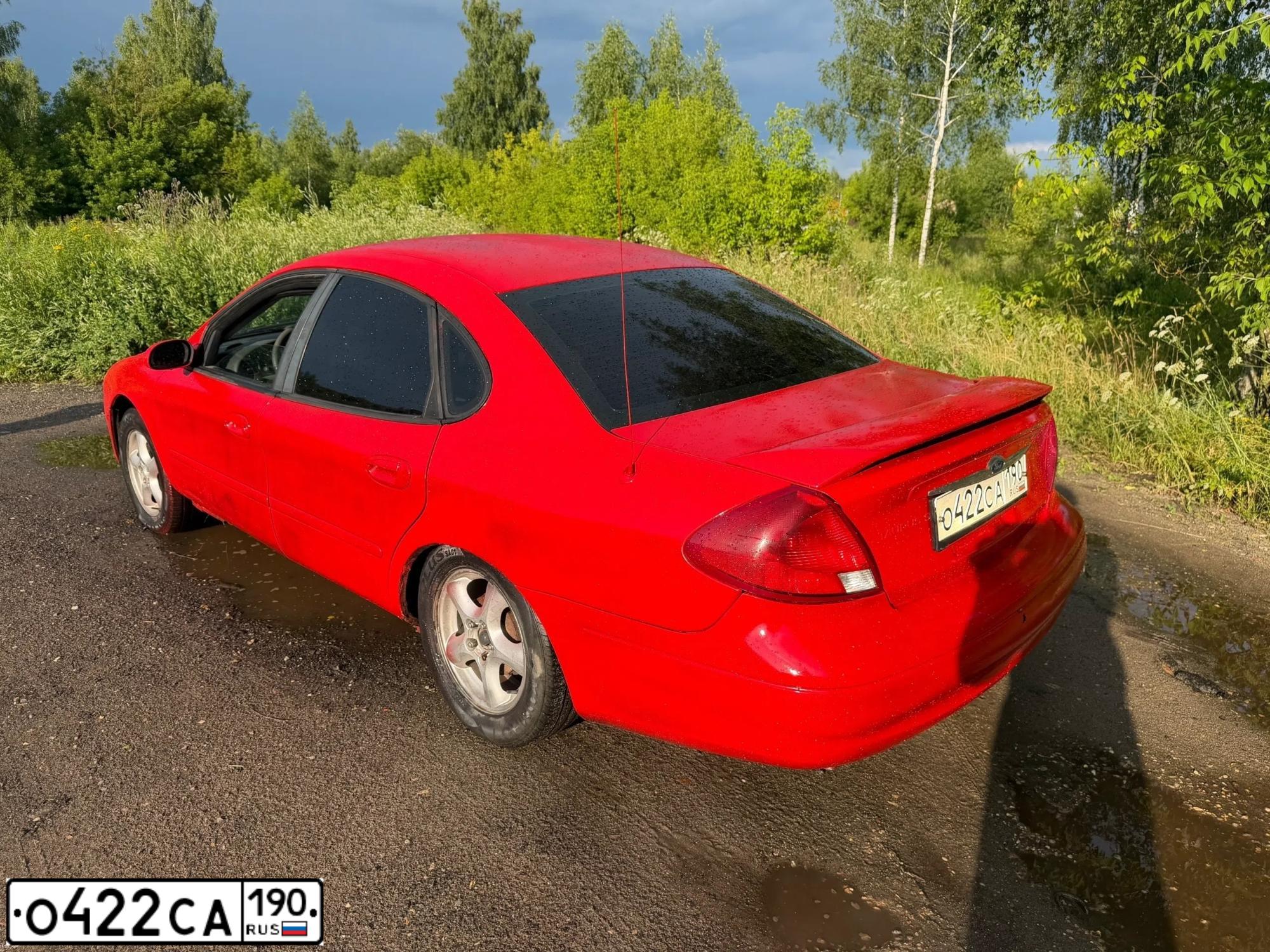 Фото автомобиля FORD TAURUS, 2003 — госномер О422СА190. Цвет: КРАСНЫЙ