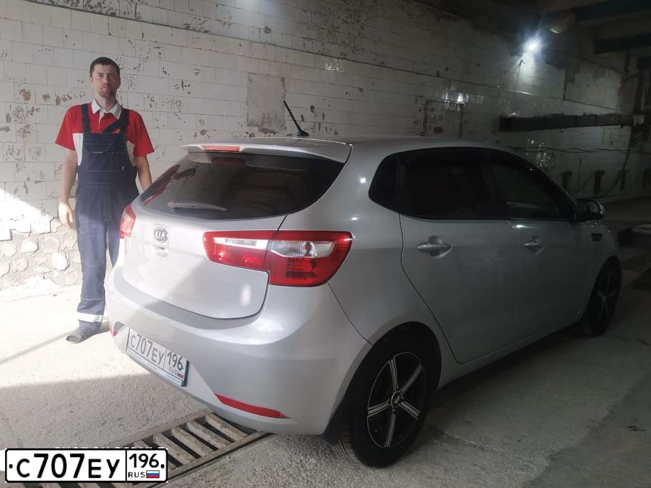 Фото автомобиля KIA RIO, 2012 — госномер С707ЕУ196. Цвет: СВЕТЛО-СЕРЫЙ