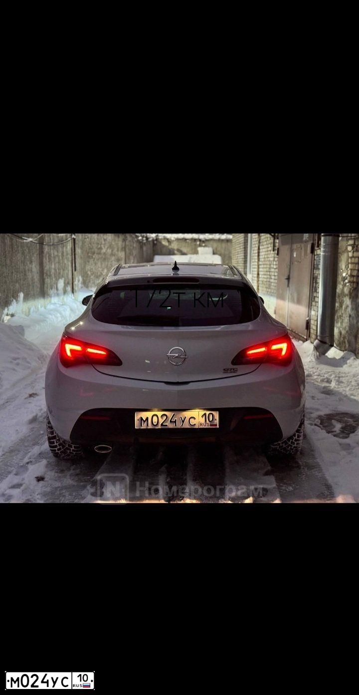 Фото автомобиля OPEL ASTRA, 2012 — госномер М024УС10. Цвет: Белый