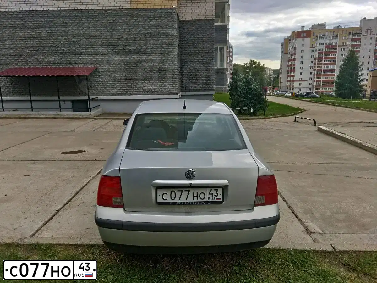 Фото автомобиля VOLKSWAGEN PASSAT, 1999 — госномер С077НО43. Цвет: серебристый