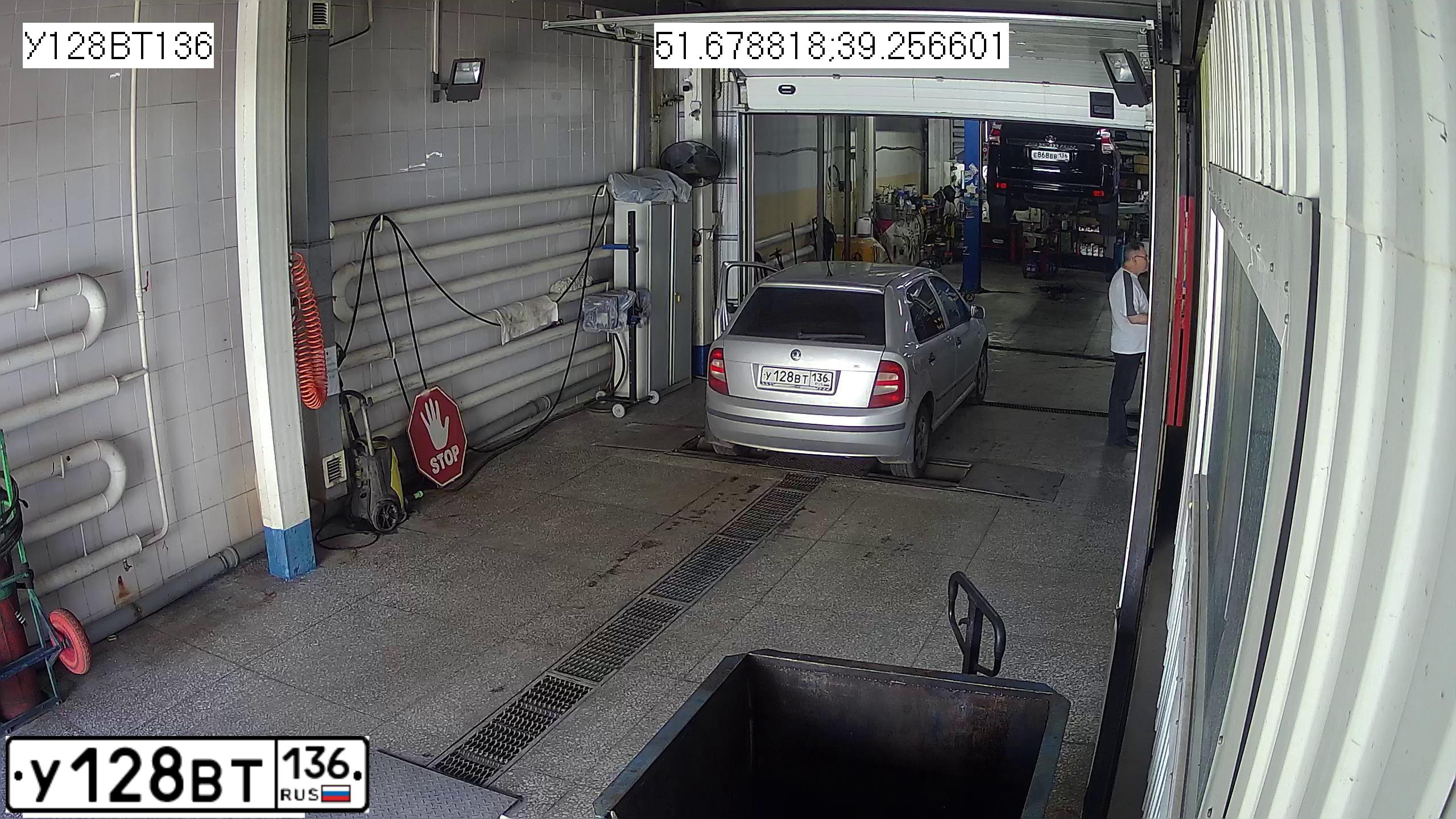 Фото автомобиля SKODA FABIA, 2002 — госномер У128ВТ136. Цвет: Серебристо-серый