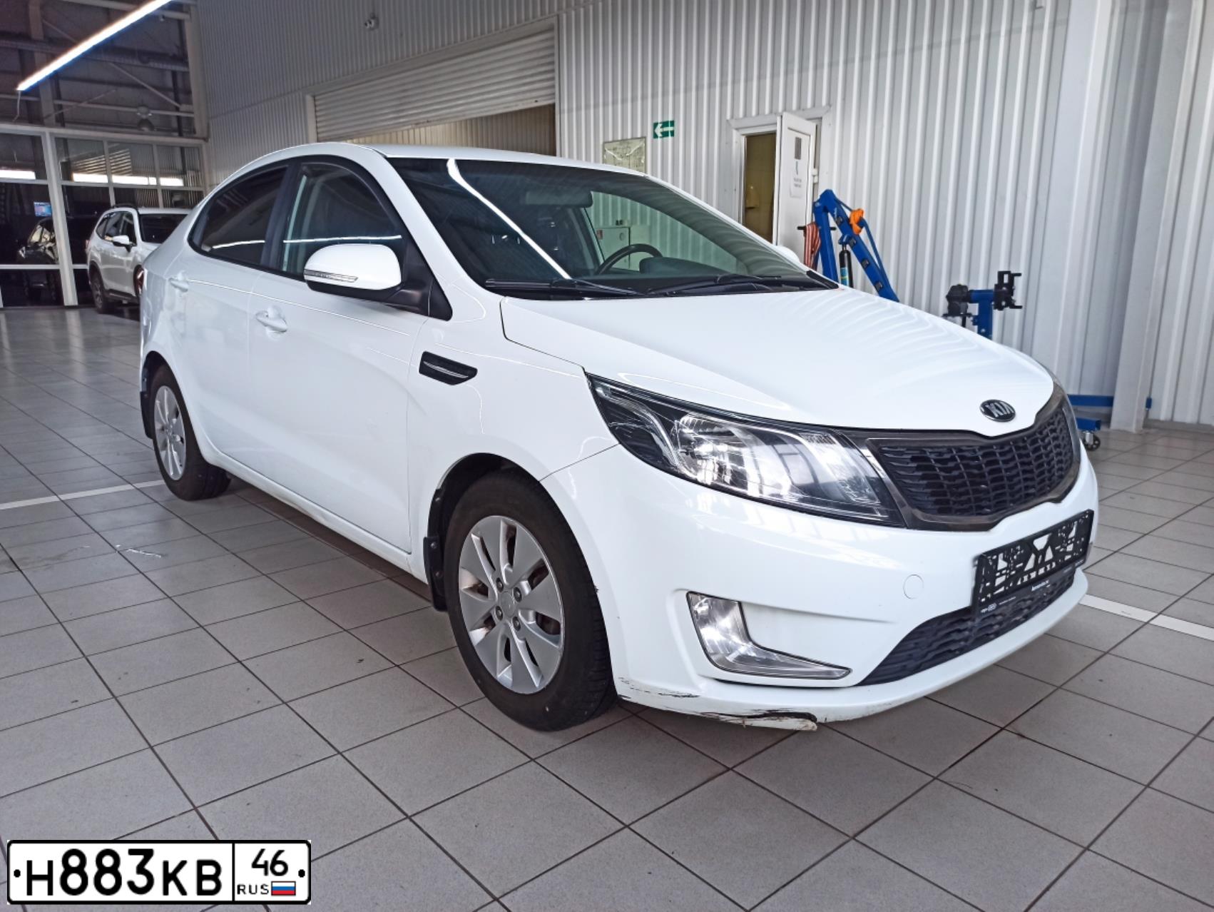 Фото автомобиля KIA RIO, 2013 — госномер Р484ЕХ46. Цвет: БЕЛЫЙ