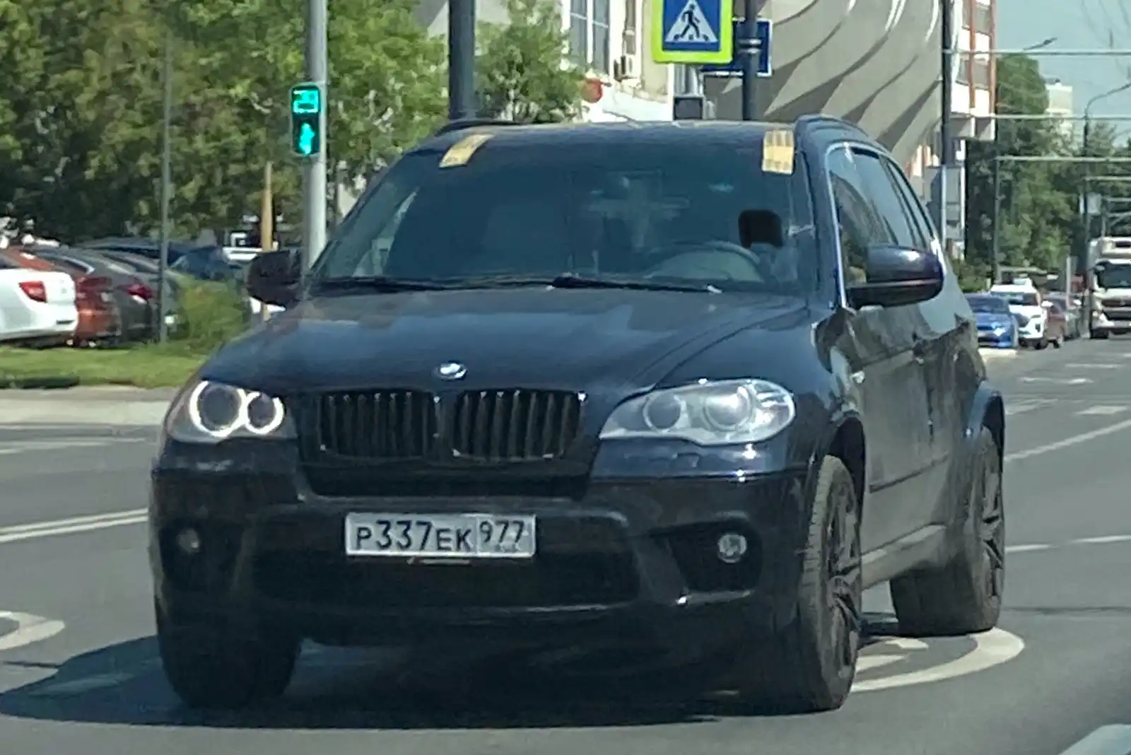 Фото автомобиля BMW X5, 2013 — госномер Р337ЕК977. Цвет: ЧЕРНЫЙ