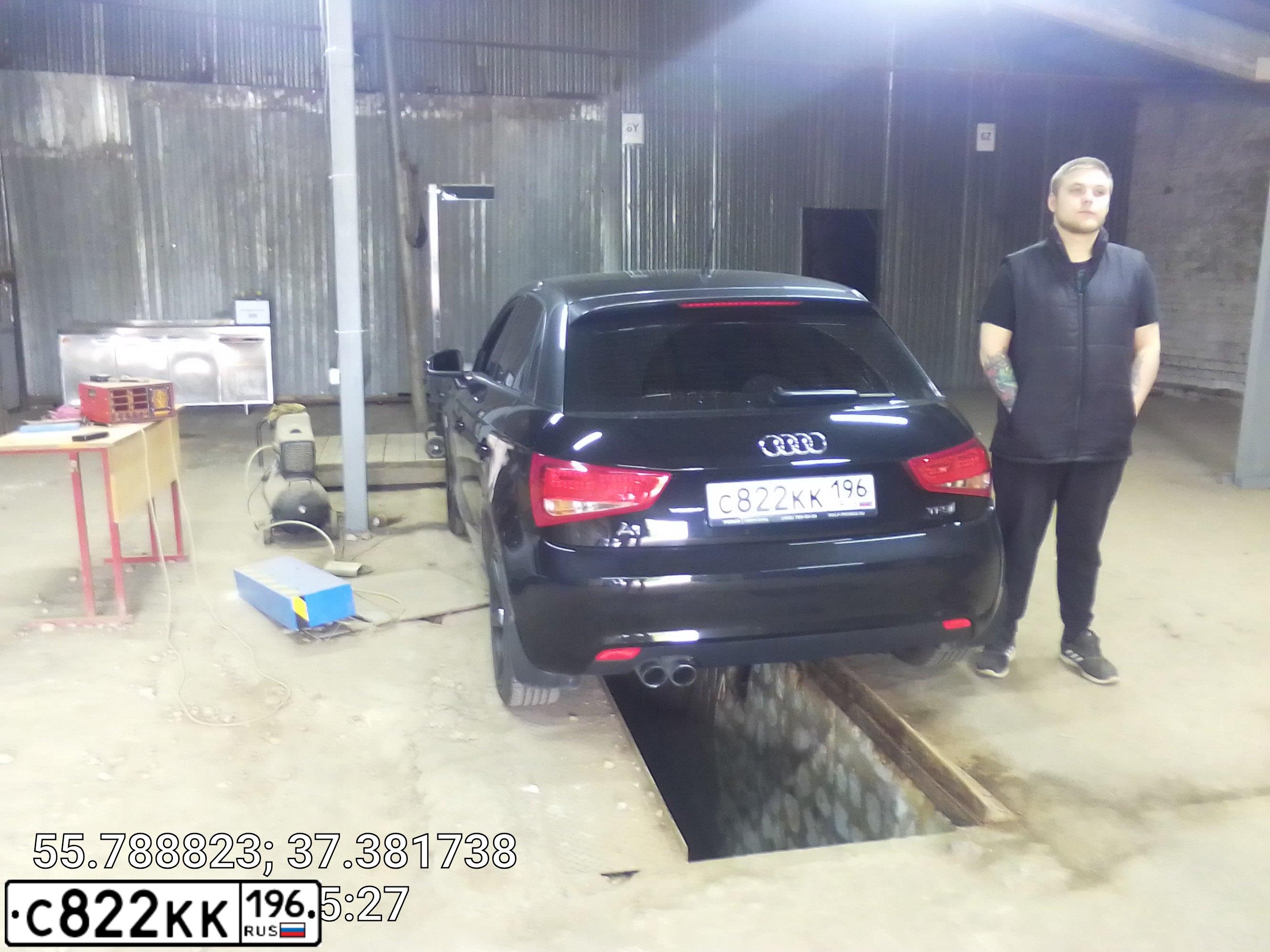 Фото автомобиля AUDI A1 SPORTBACK, 2014 — госномер Р500УС196. Цвет: ЧЕРНЫЙ