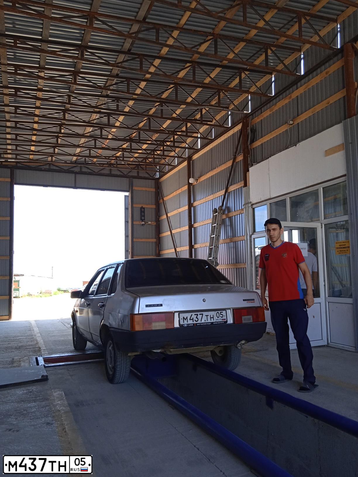 Фото автомобиля LADA 2109 SAMARA, 2004 — госномер М437ТН05. Цвет: СНЕЖНАЯ КОРОЛЕВА