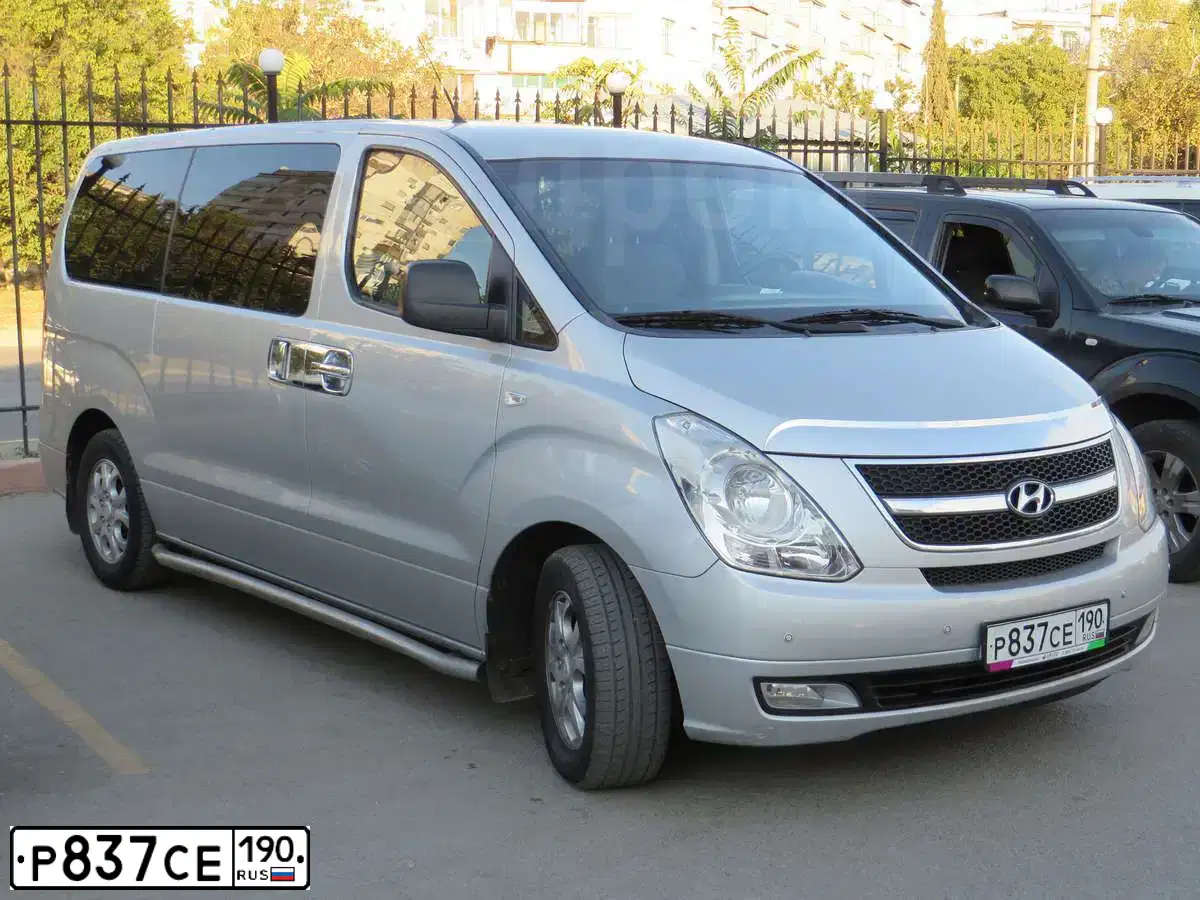 Фото автомобиля HYUNDAI H 1/H 100/STAREX, 2008 — госномер Р837СЕ190. Цвет: СЕРЕБРИСТЫЙ