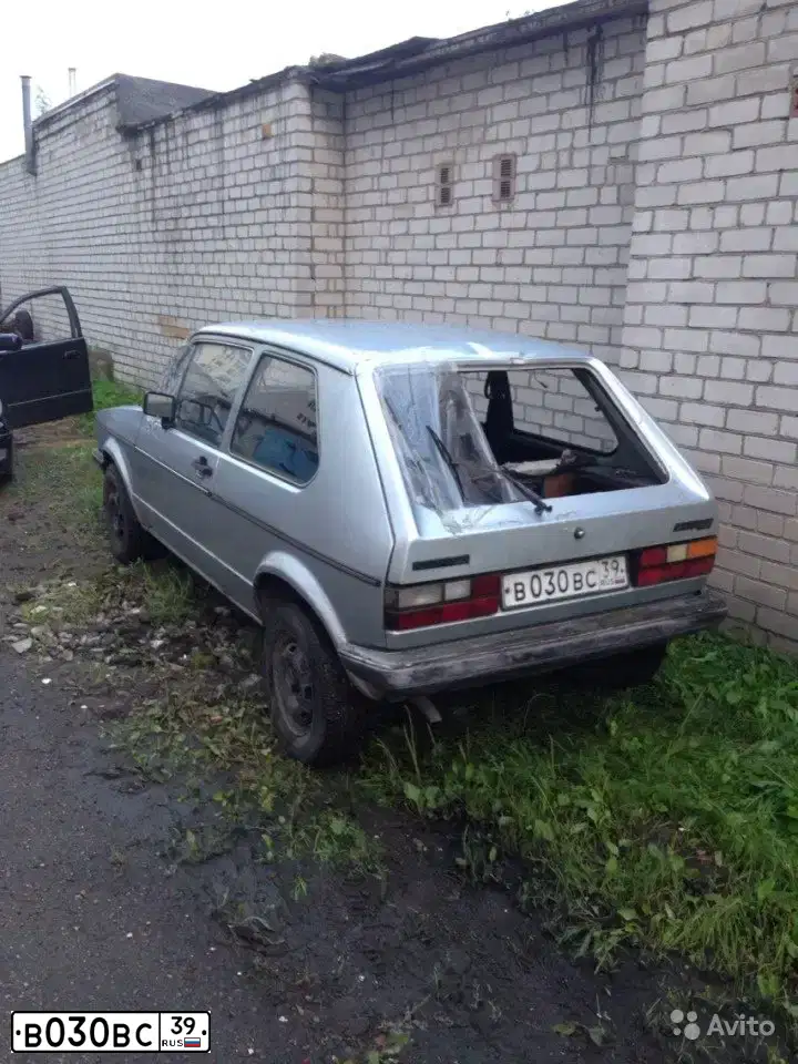 Фото автомобиля VOLKSWAGEN GOLF, 1983 — госномер С452ЕК39. Цвет: серебристый