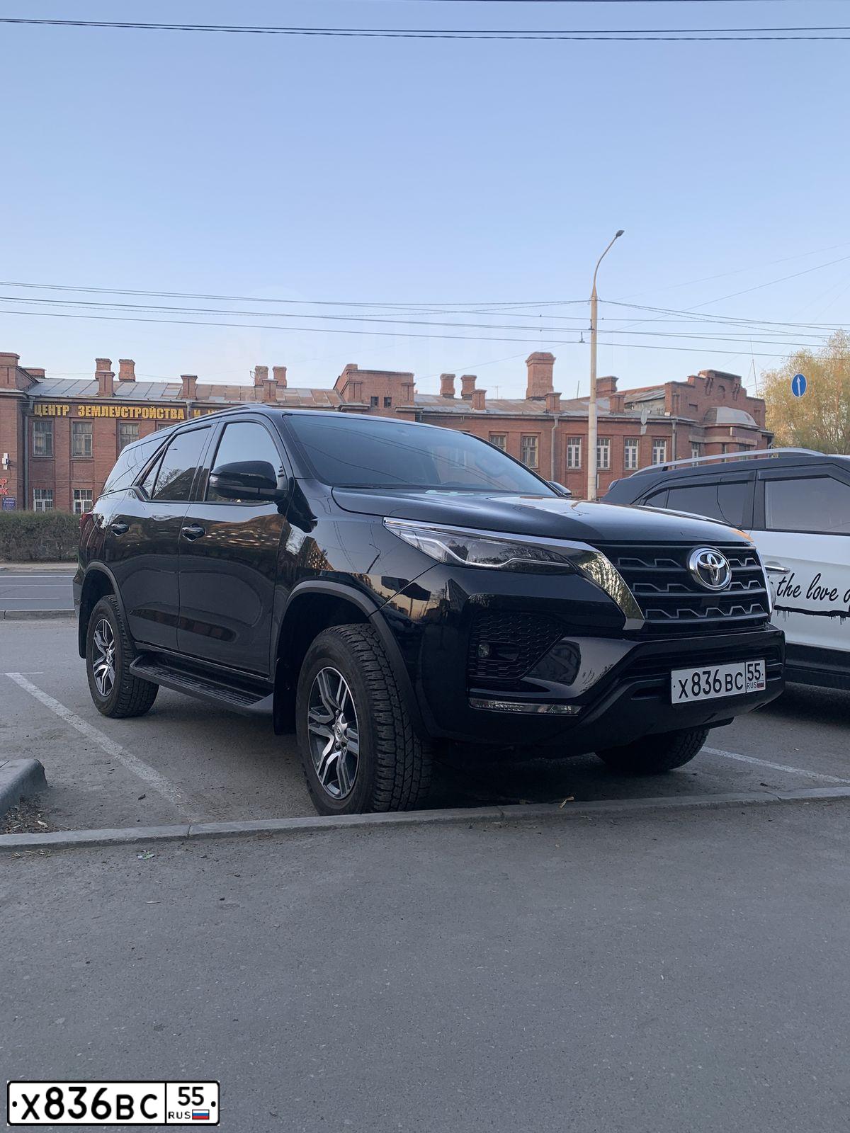 Фото автомобиля TOYOTA FORTUNER ТGN156L SТТSКW, 2021 — госномер Х836ВС55. Цвет: ЧЕРНЫЙ