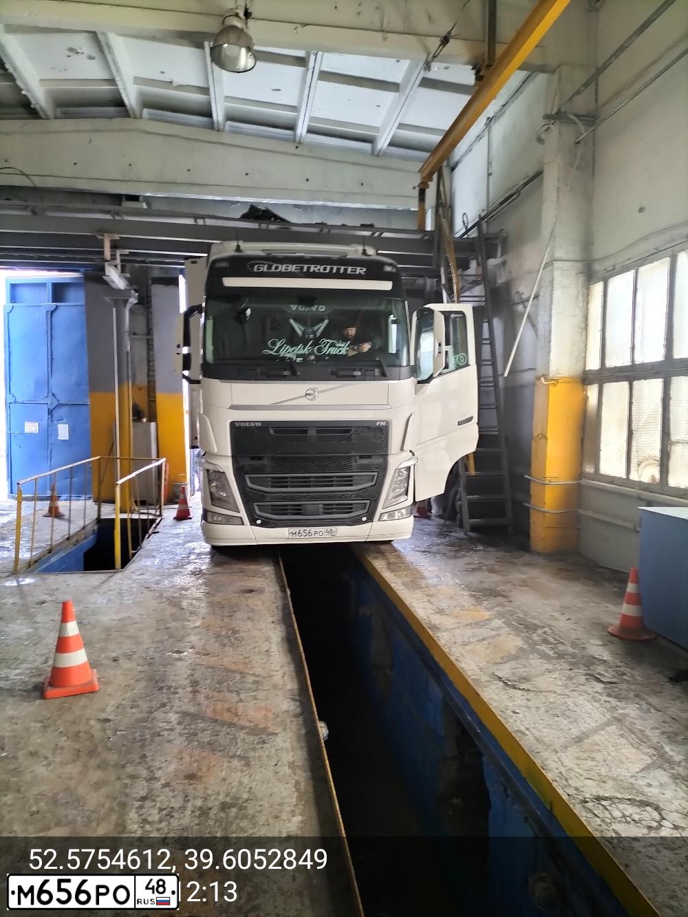 Фото автомобиля VOLVO O SERIE FH 4X2, 2019 — госномер Х055ХВ05. Цвет: Белый