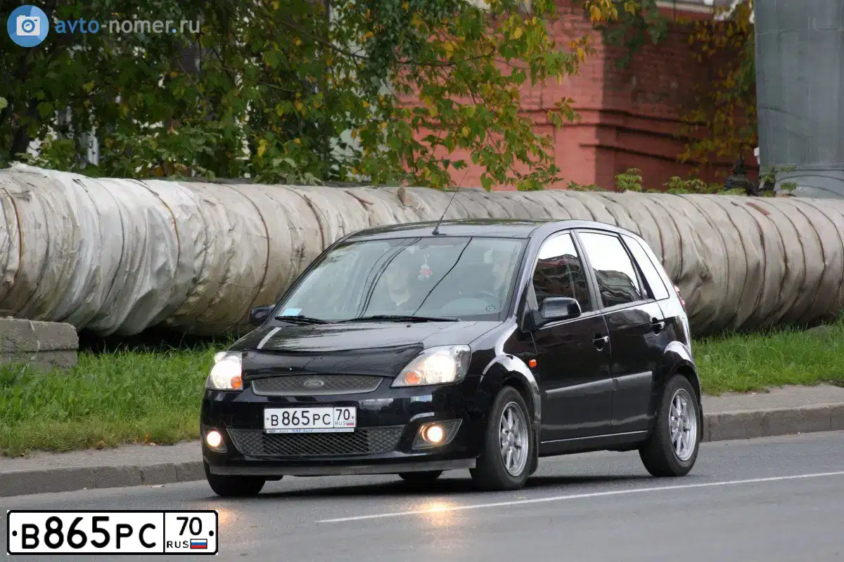 Фото автомобиля FORD FIESTA / ASPIRE, 2006 — госномер В865РС70. Цвет: ТЕМНО-СИНИЙ