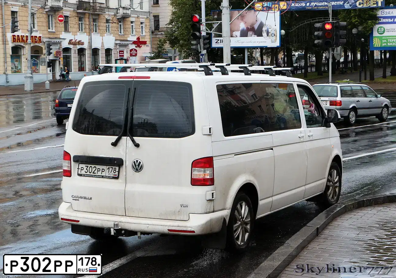 Фото автомобиля VOLKSWAGEN CARAVELLE, 2013 — госномер Р302РР178. Цвет: БЕЛЫЙ