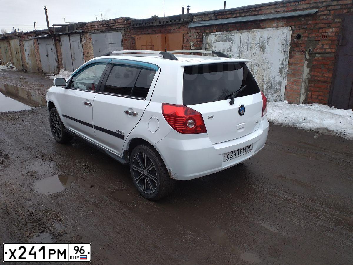 Фото автомобиля GEELY MK CROSS, 2013 — госномер У281УО55. Цвет: Белый