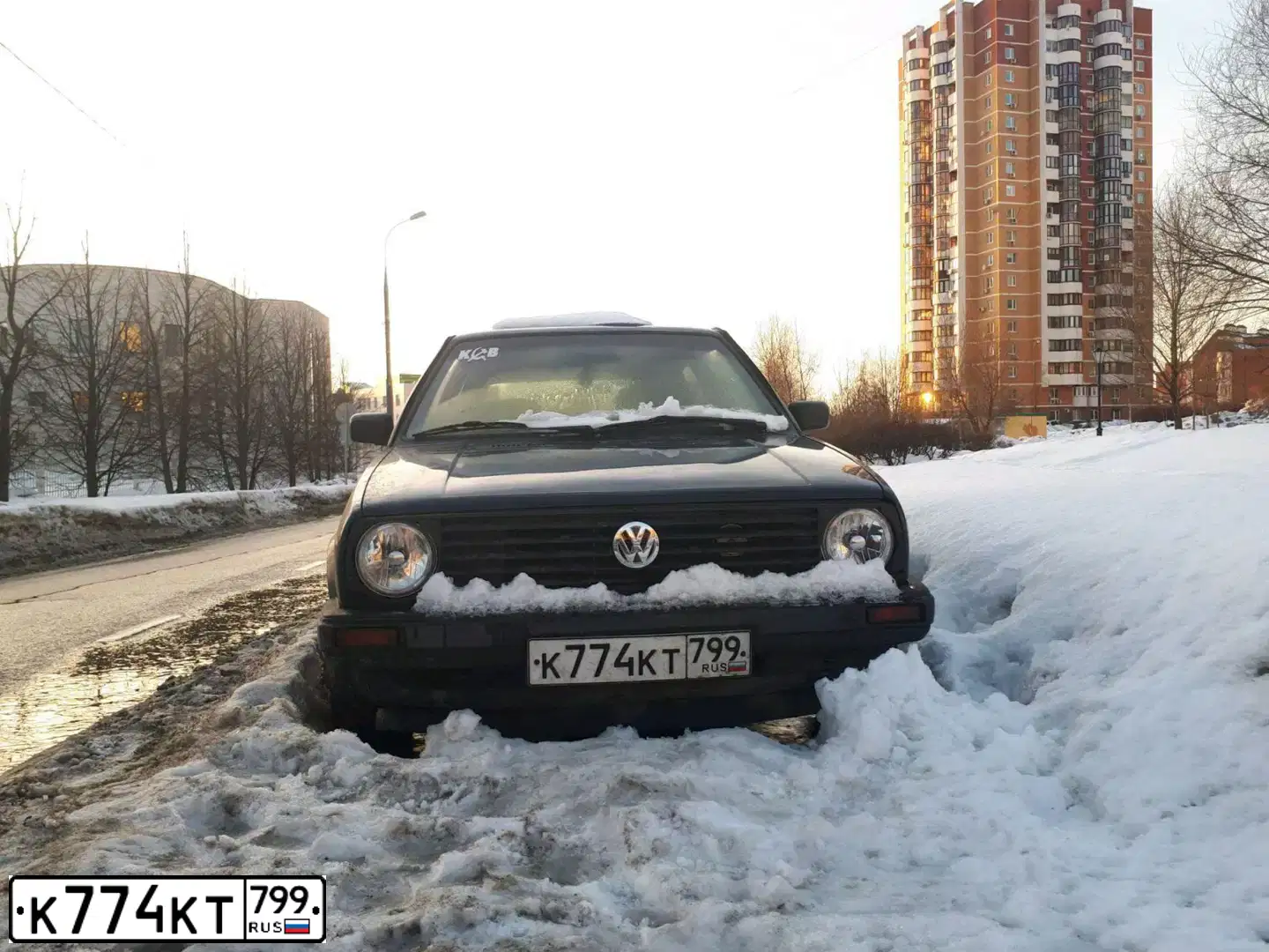 Фото автомобиля VOLKSWAGEN GOLF, 1988 — госномер К774КТ799. Цвет: СИНИЙ