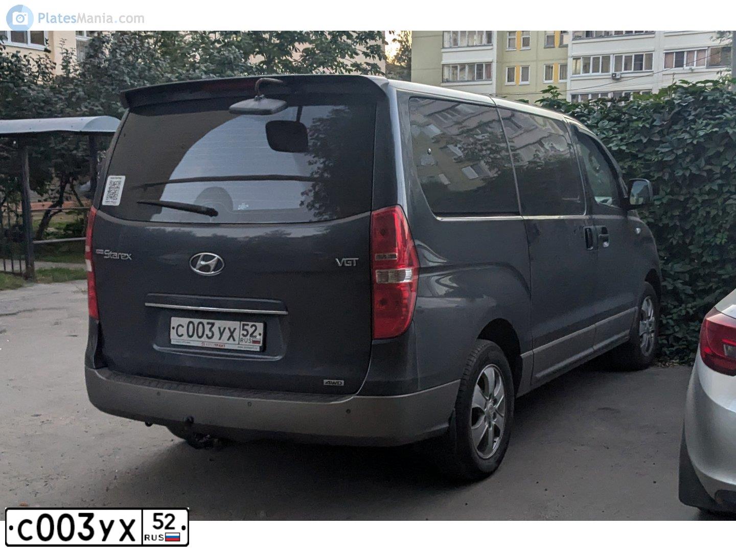 Фото автомобиля MITSUBISHI CARISMA, 1996 — госномер С003УХ52. Цвет: Светло-серый Белый