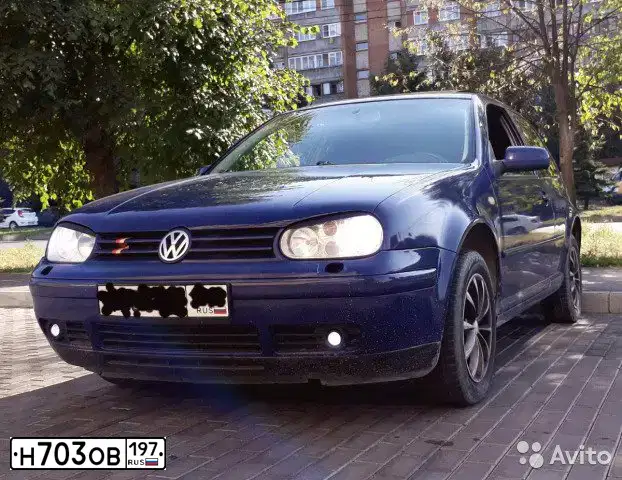 Фото автомобиля VOLKSWAGEN GOLF, 1998 — госномер Е752АК99. Цвет: СИНИЙ