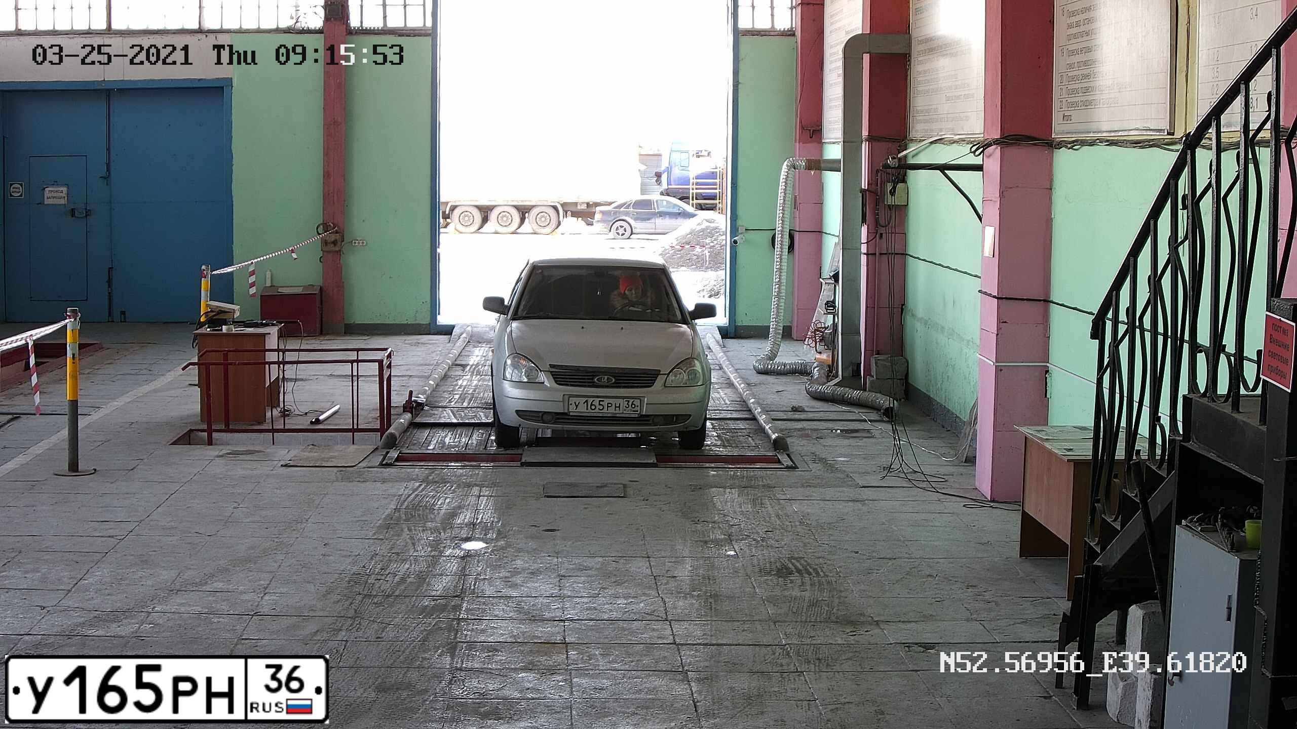 Фото автомобиля LADA 2172 PRIORA, 2009 — госномер У165РН36. Цвет: Светло-Серебристый металлик