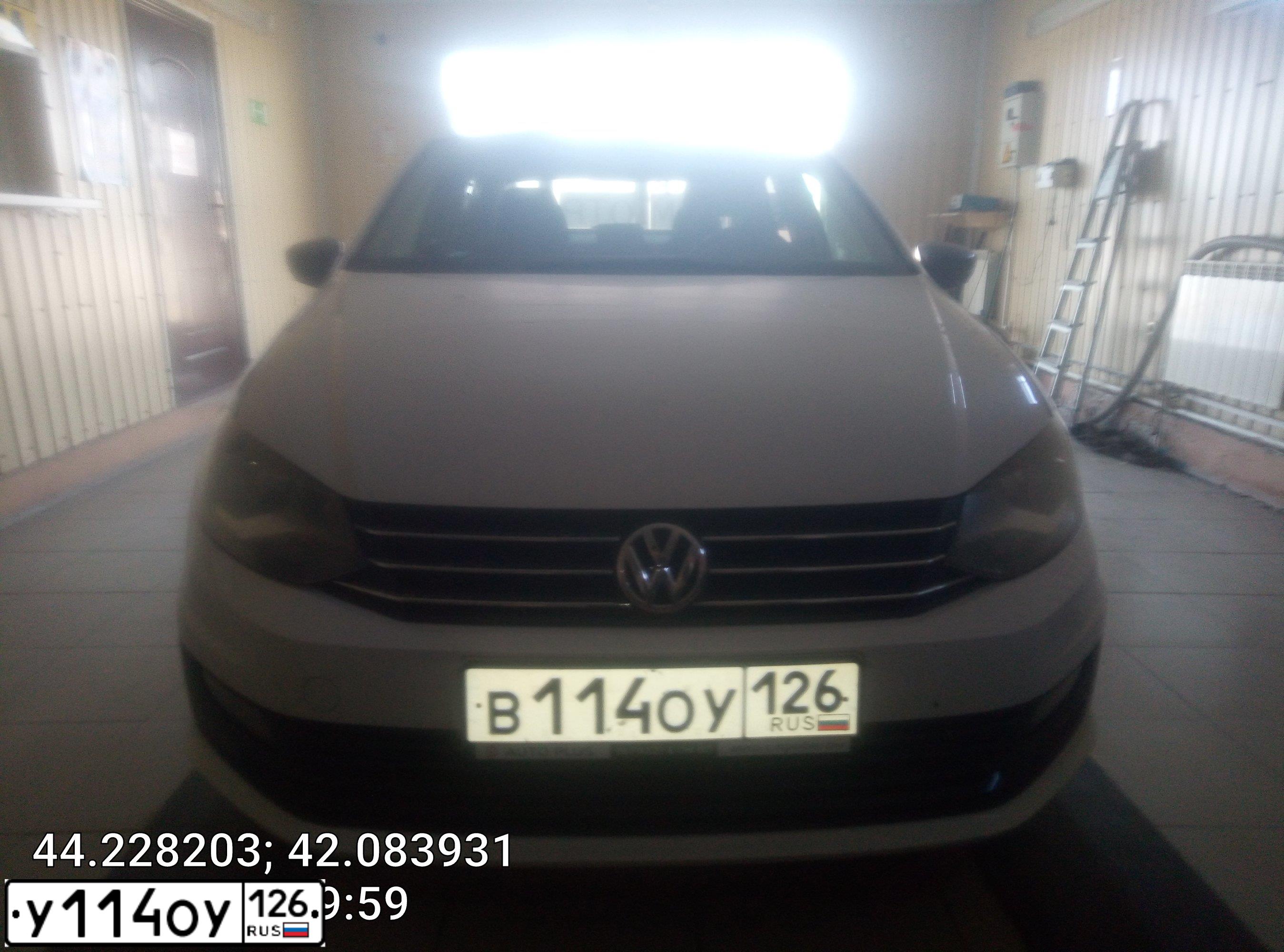 Фото автомобиля VOLKSWAGEN POLO, 2017 — госномер А167ХР09. Цвет: Белый