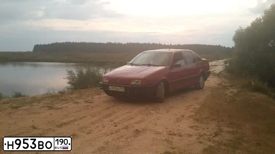 Фото автомобиля VOLKSWAGEN PASSAT, 1991 — госномер Н953ВО190. Цвет: КРАСНЫЙ