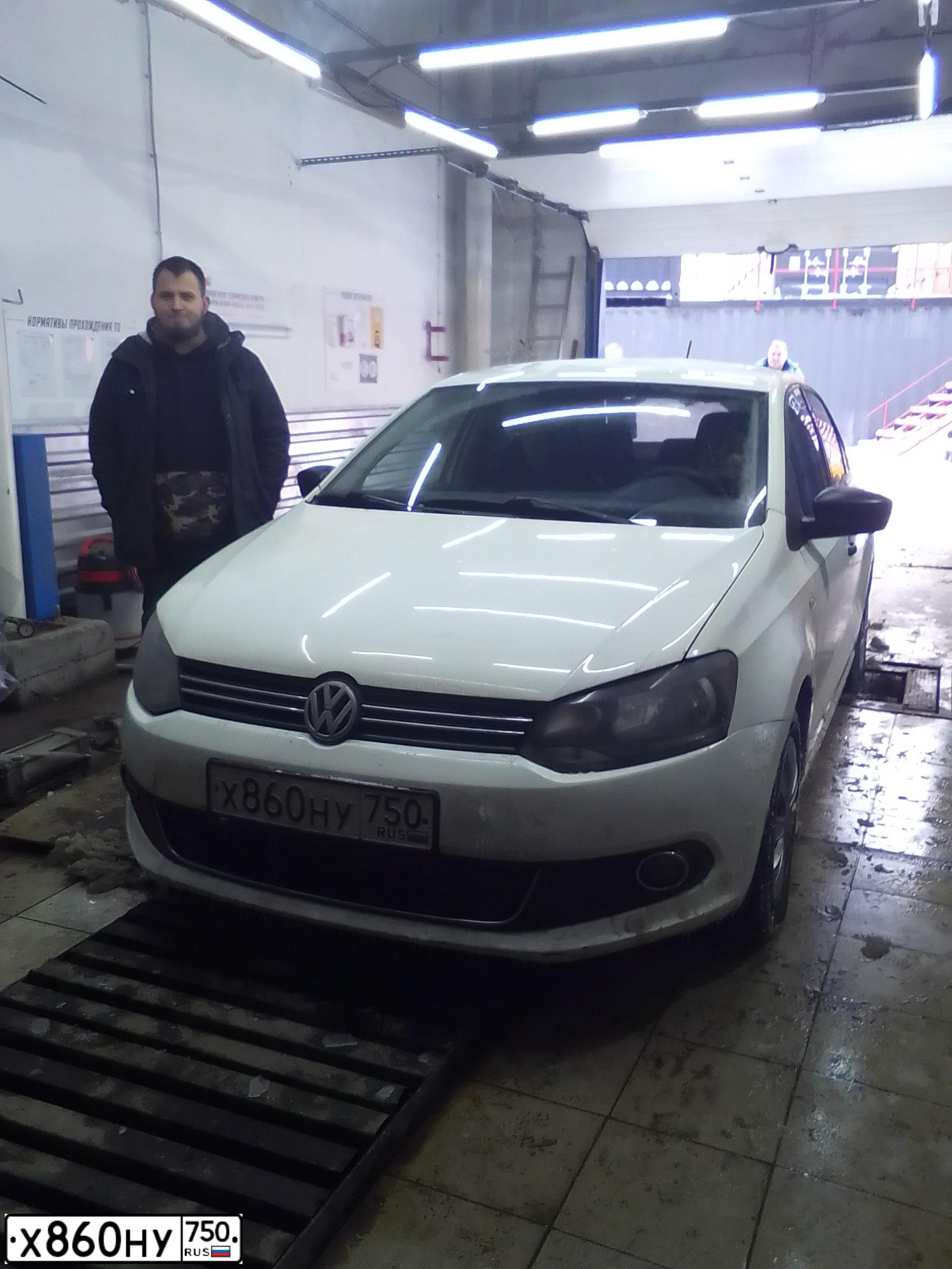 Фото автомобиля VOLKSWAGEN POLO, 2015 — госномер Е617НР797. Цвет: Белый