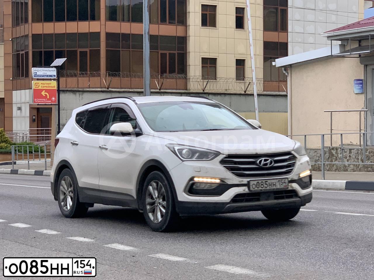 Фото автомобиля HYUNDAI SANTA FE, 2016 — госномер О085НН154. Цвет: Белый