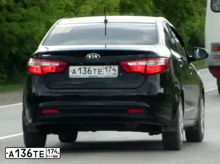 Фото автомобиля KIA RIO, 2015 — госномер А136ТЕ174. Цвет: ЧЕРНЫЙ