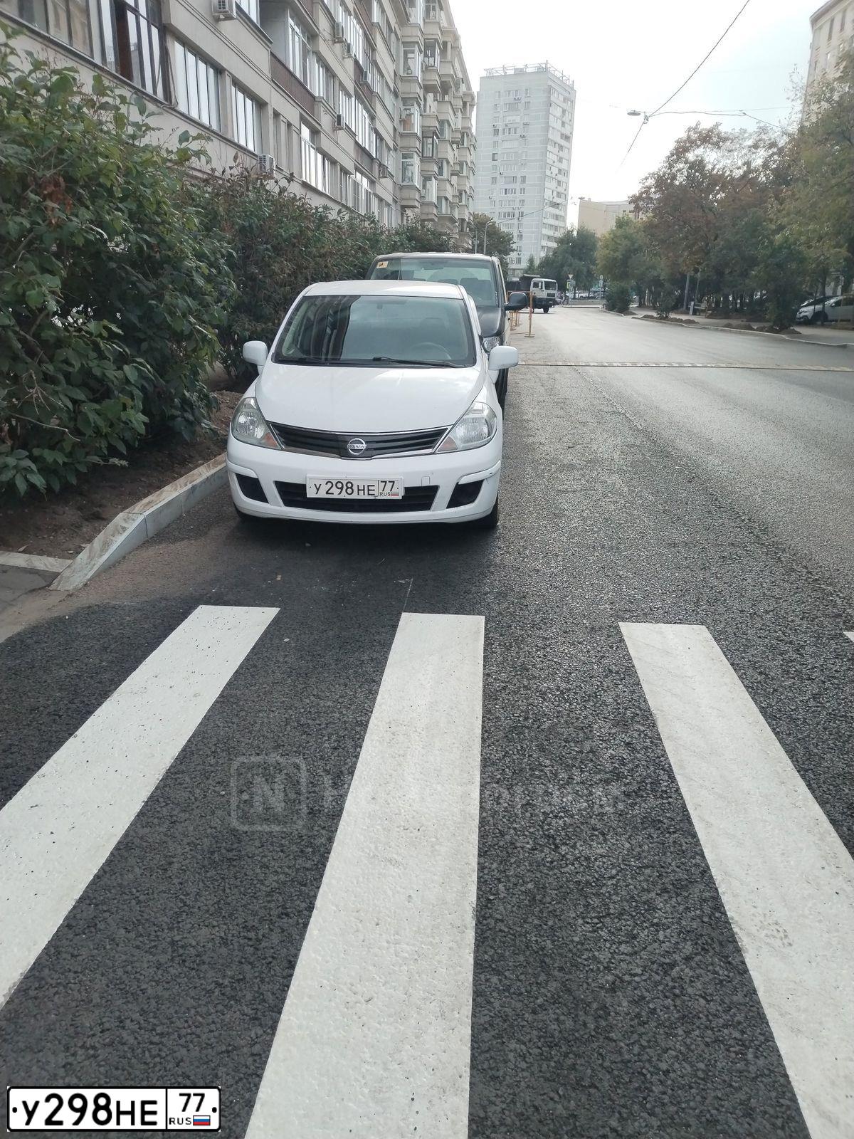 Фото автомобиля NISSAN TIIDA, 2012 — госномер У298НЕ77. Цвет: Белый