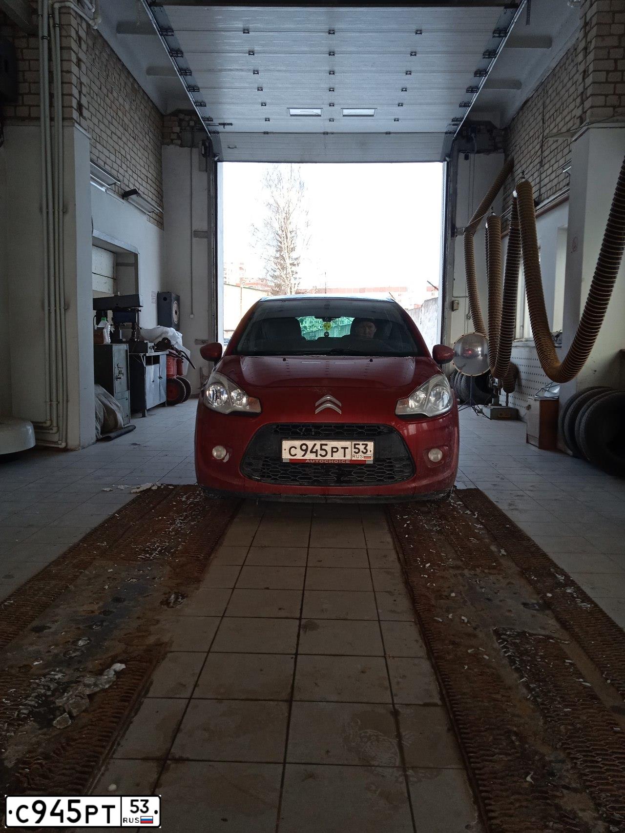 Фото автомобиля CITROEN C3, 2010 — госномер С945РТ53. Цвет: Красный