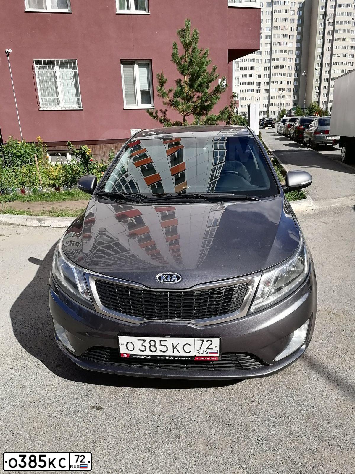 Фото автомобиля KIA RIO, 2012 — госномер О385КС72. Цвет: СЕРЫЙ