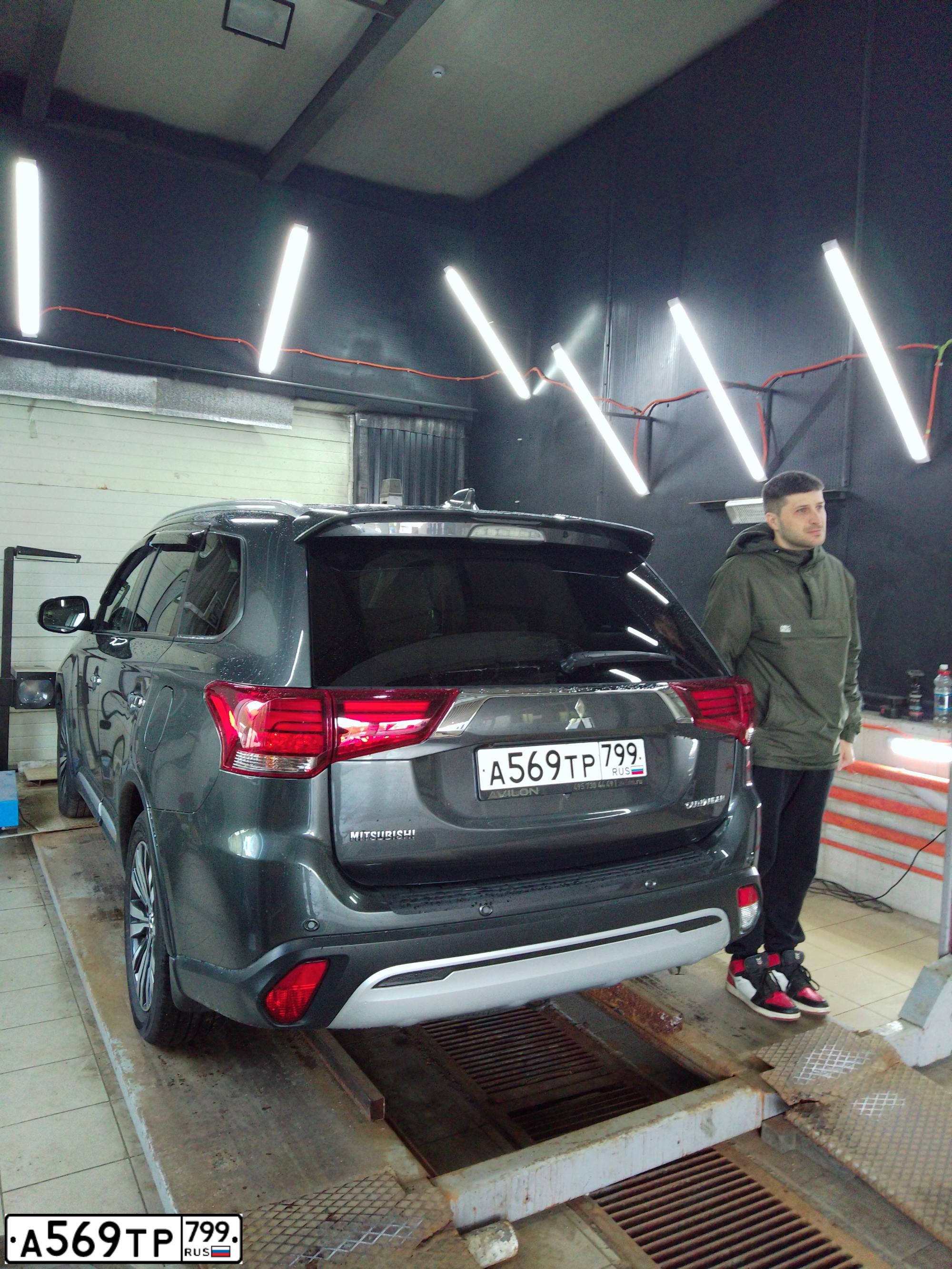 Фото автомобиля MITSUBISHI OUTLANDER, 2019 — госномер Е827АМ122. Цвет: СЕРЫЙ