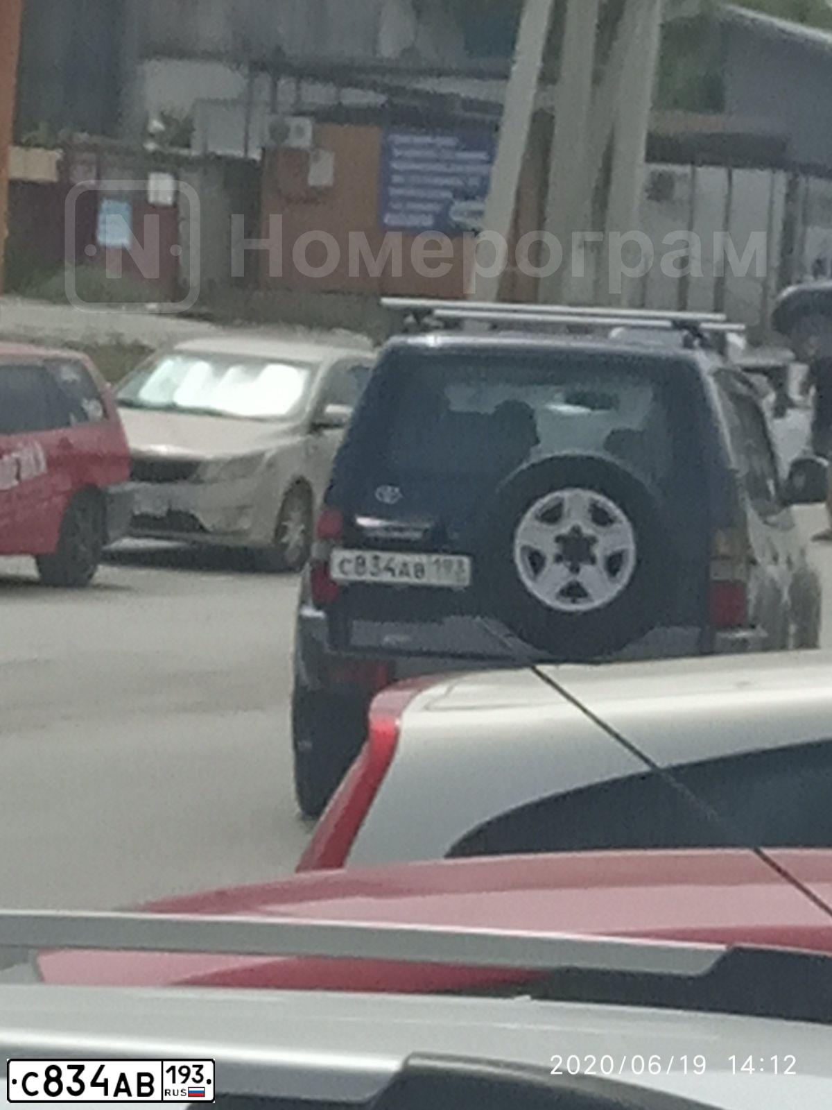 Фото автомобиля TOYOTA LANDCRUISER, 1998 — госномер У582МТ47. Цвет: синий