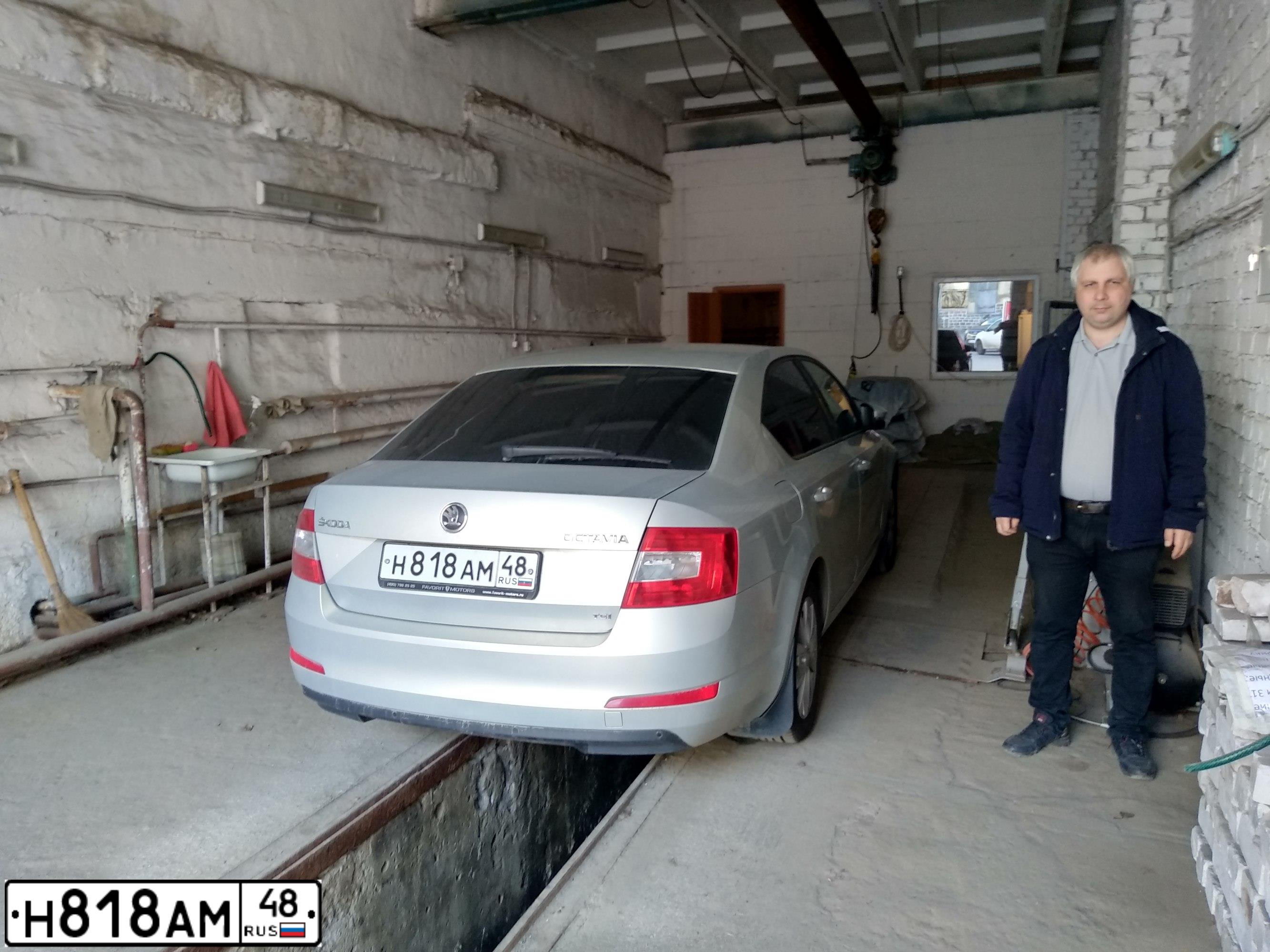 Фото автомобиля SKODA OCTAVIA, 2014 — госномер Н818АМ48. Цвет: СЕРЕБРИСТО-ЖЕЛТЫЙ